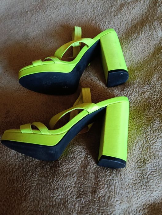 Neonowe buty sandały na słupku rozmiar 35 Divided
