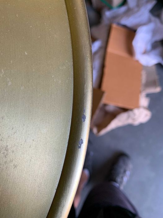 Stolik boczny marki Kave Home - RHET - złoty