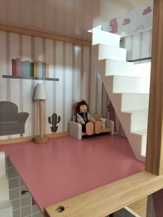 Casa de bonecas de madeira