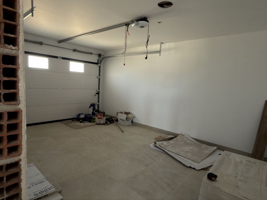 Moradia T4 geminada, térrea, com jardim e garagem em Condeixa-a-Nova