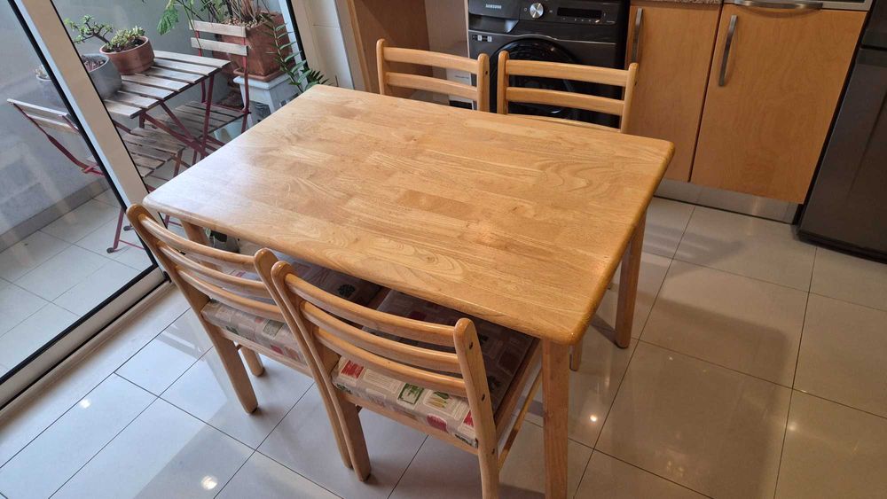 Mesa de cozinha e cadeiras de madeira com assentos estofados