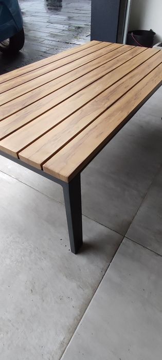 Mesa metálica para exterior.