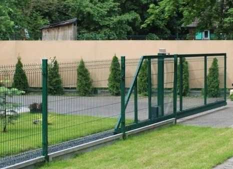 Brama przesuwna dwuskrzydłowa samonośna ogrodzenie panelowe podmurówka