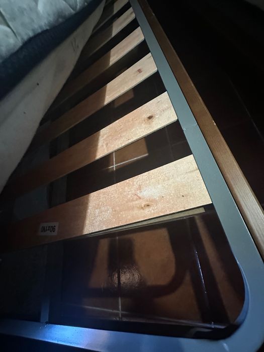 2 estruturas de cama de solteiro e 2 colchões