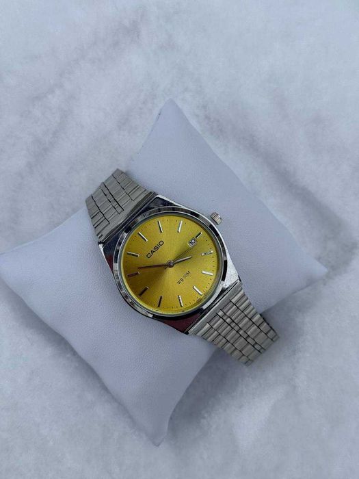 Класичний сталевий годинник з календарем