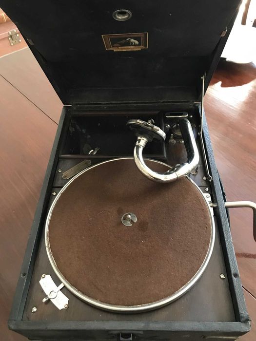 Gramofone portátil “His Masters Voice” antigo