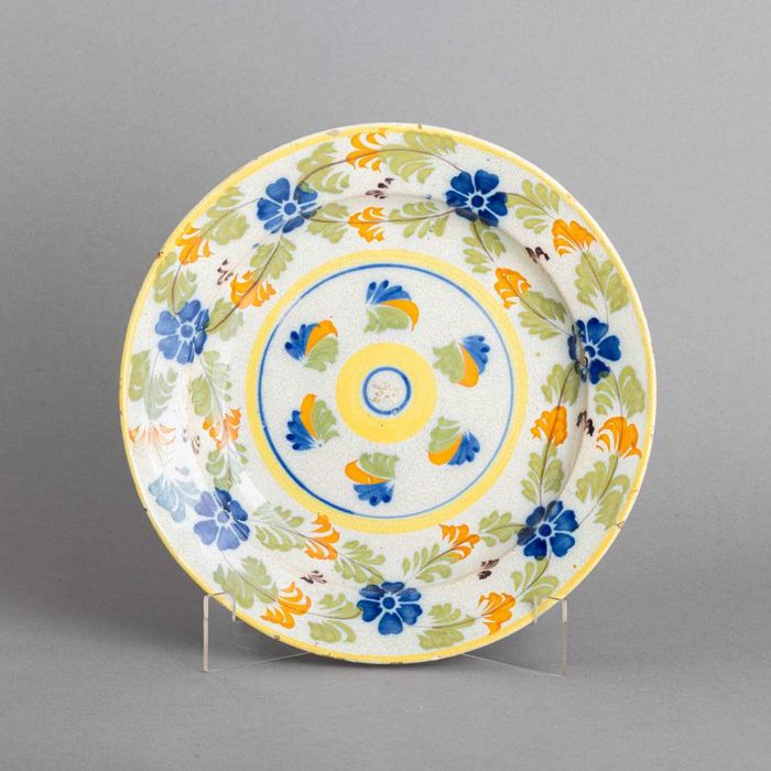 Prato antigo em faiança