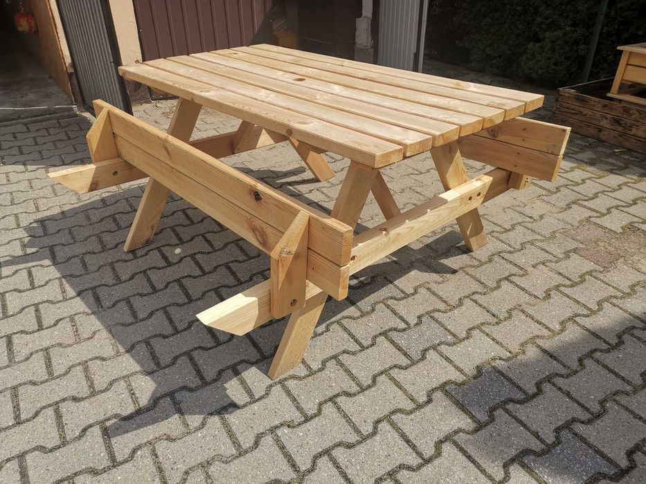 Stół biesiadny solidny