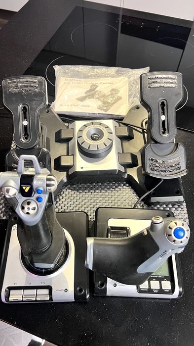 Conjunto Rudder Pedals, Trottle and Joystick Saitek