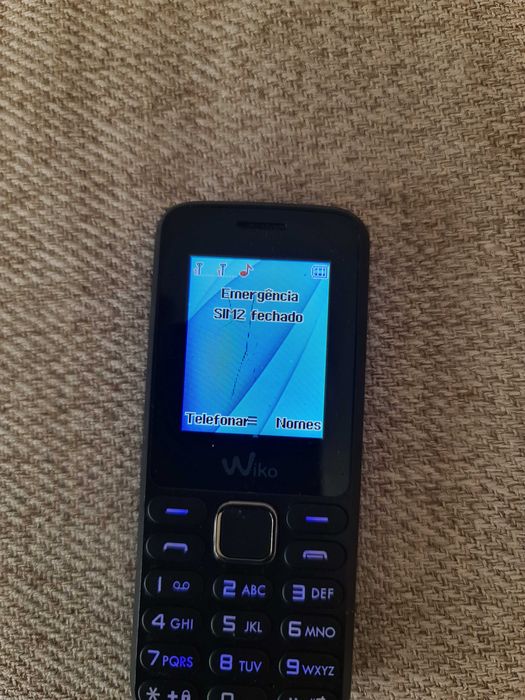 Telemovel Antigo Wiko leva 2 cartões têm um risco no visor muito leve mesmo preto