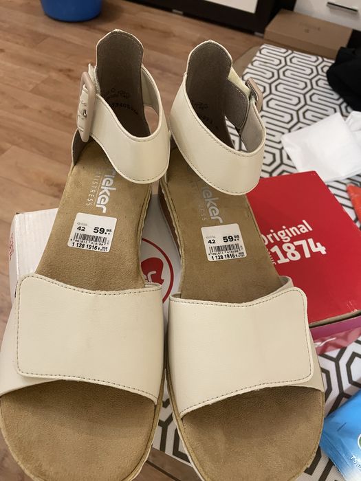 Жіночі сандалі.