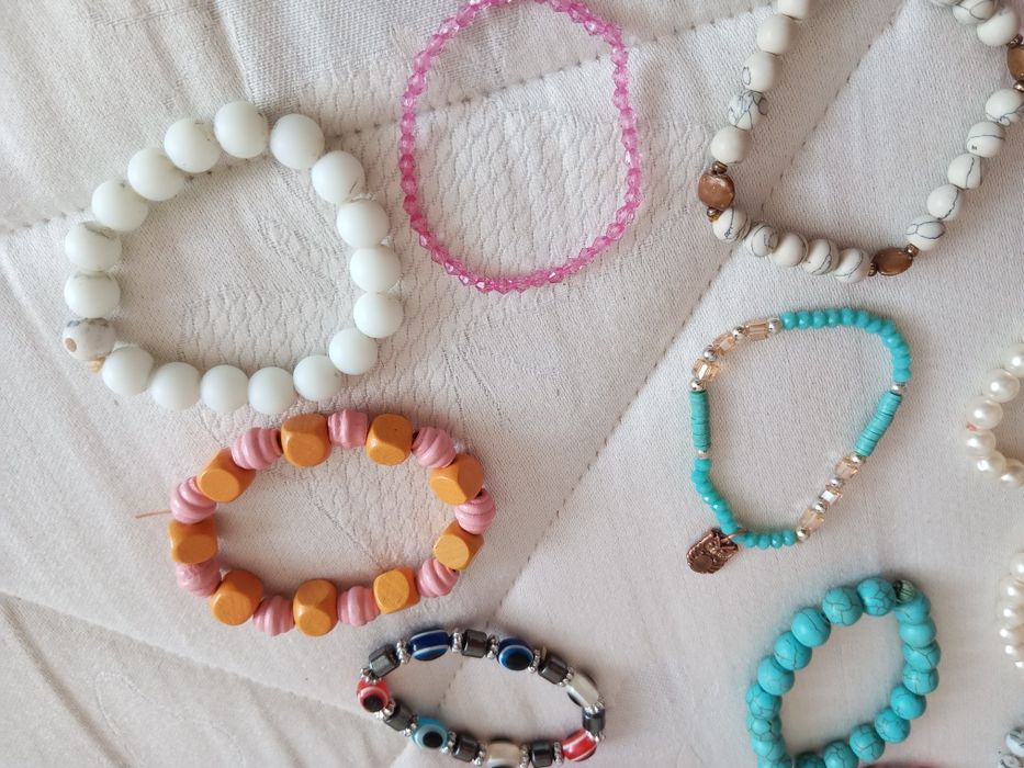 Acessórios: lote de 20 pulseiras diversas