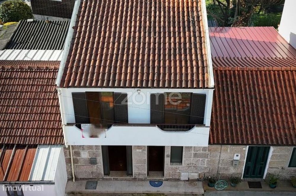 Moradia T3 renovada com 2 frentes Próxima ao centro de Vizela.