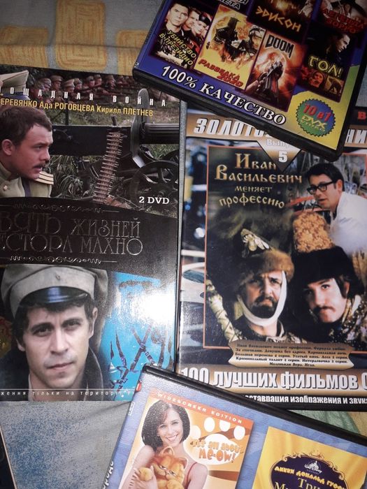 Кассеты аудио , видео, диски. Много.