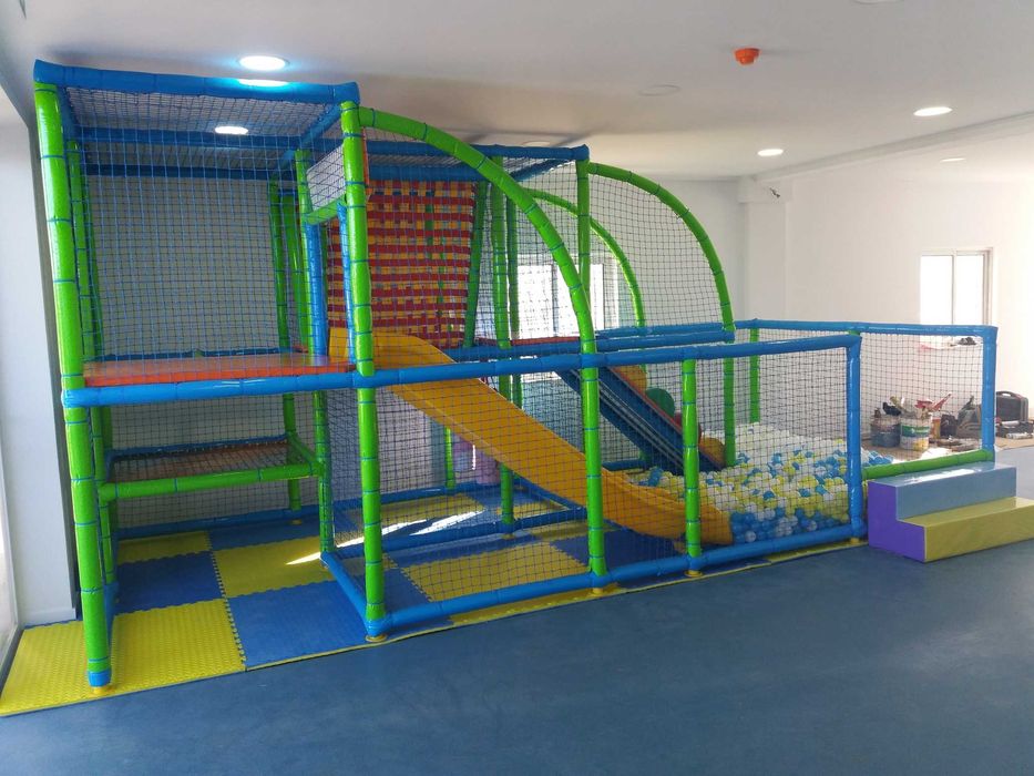 Playground/parque infantil usado.