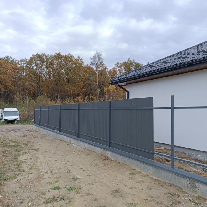 Монтаж огорожі, забору з профнастилу.