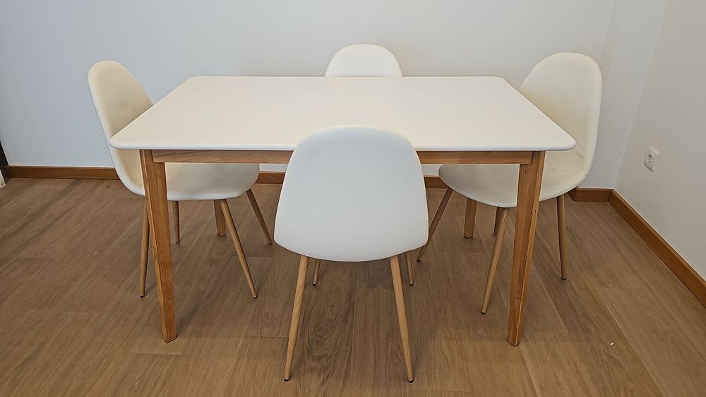 Mesa 4 lugares com 4 cadeiras