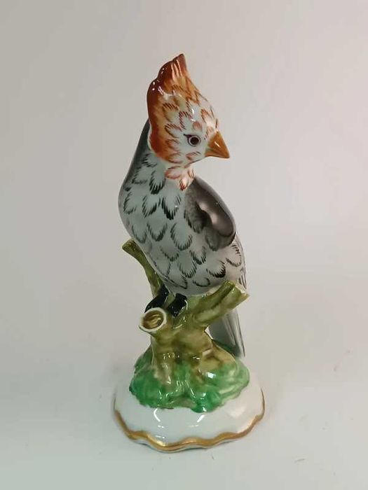 Bonita estatueta em porcelana espanhola com representação de passaro