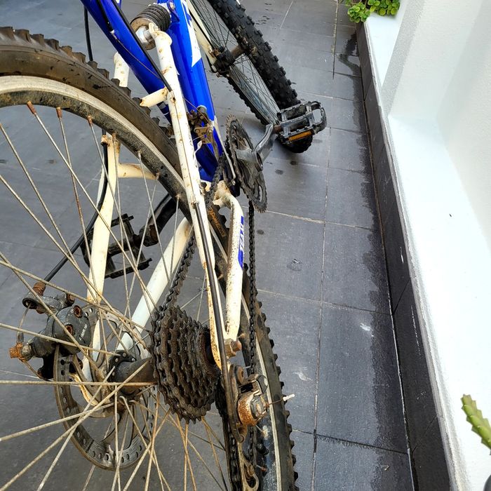 2 bicicletas, uma btt e uma dirt bike