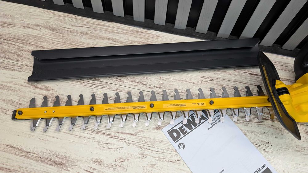 Кущоріз акумуляторний DeWALT  DCHT821 20V MAX