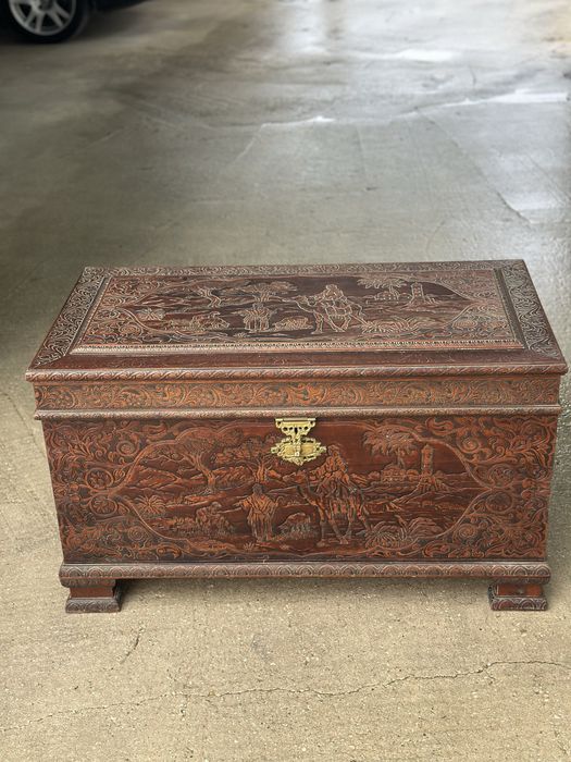 Bau Vintage em Madeira Trabalhada