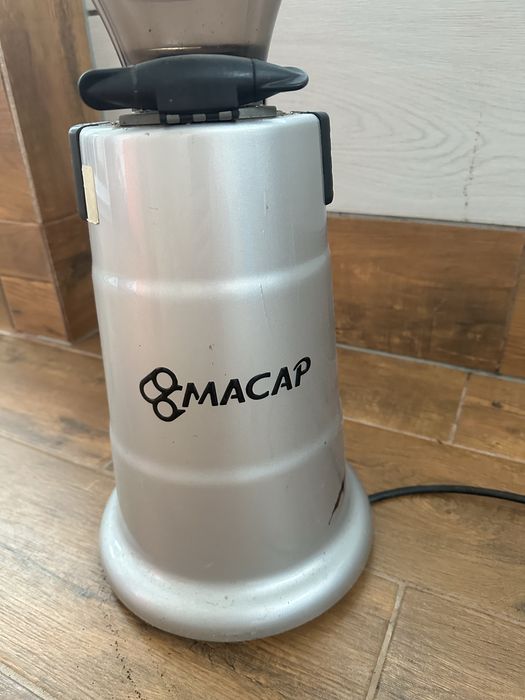 Італійська професійна кофемолка Macap