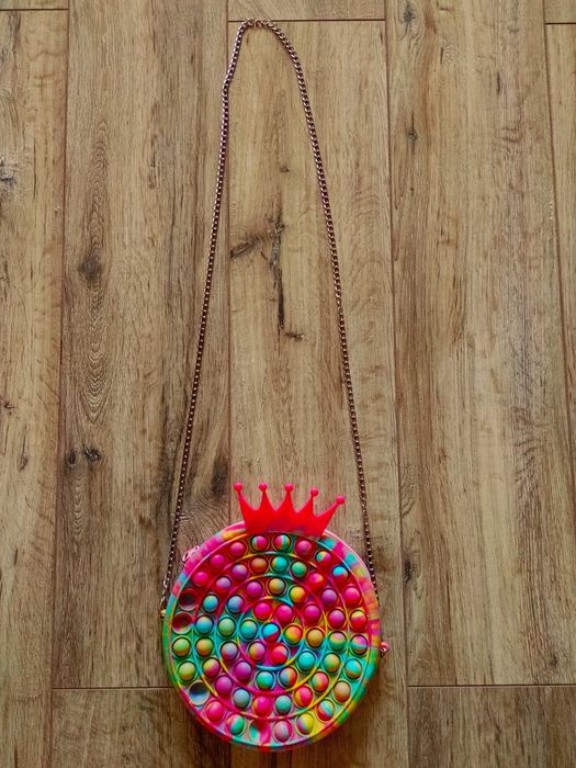 Urocza torebka sensoryczna dla dziewczynki na łańcuszku Pop It