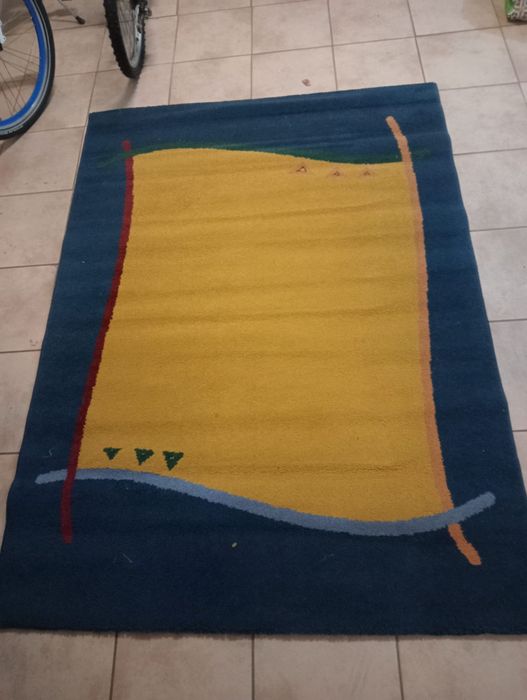 Carpete amarela e azul