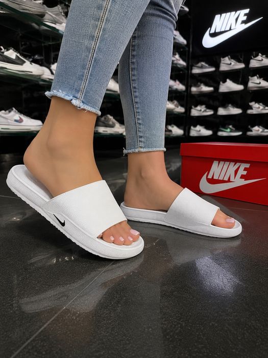 Женские летние тапочки nike белые шлепанцы белые найк Nike слансы жіночі сланцы белые Найк тапочки белые Найк шльопанці білі Найк Капці Найк вьетнамки