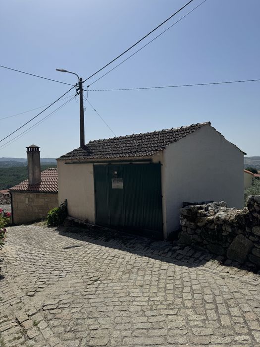 Moradia + terreno + garagem + 2 habitaçoes