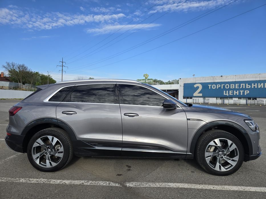 Продаж AUDI e-tron 55 Quattro / 95 кВт / Full-Led digital Matrix
2020