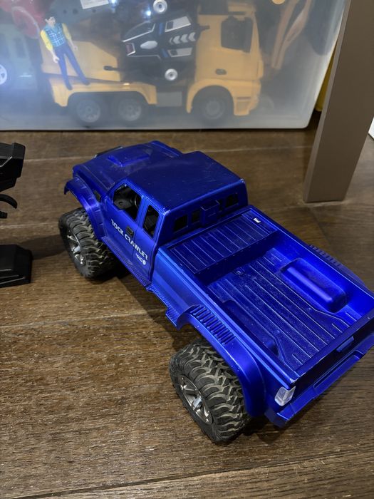 Авто Rock Crawler на радіоуправлінні