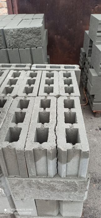 Шлакоблок  заборний та стіновий усилений із бетону . Колотий блок.