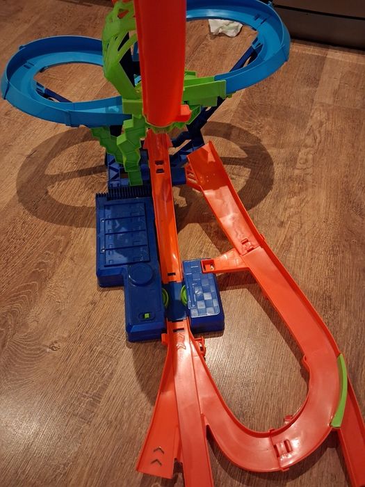 Duży Hot Wheels kraksa
