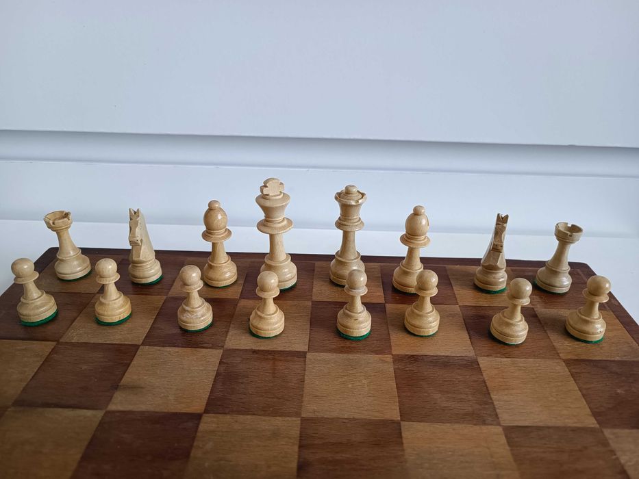 Kompaktowe drewniane szachy.