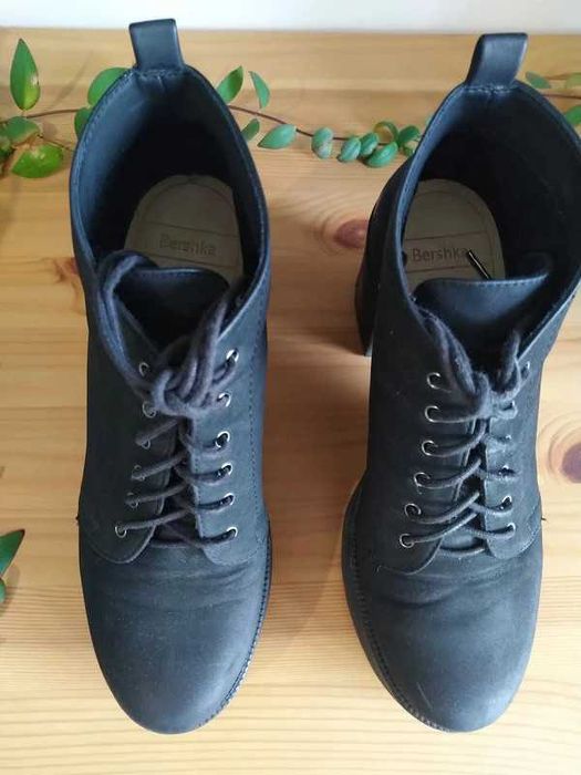 czarne sznurowane botki na obcasie rozmiar 38 Bershka