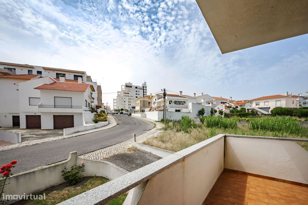 T2 com Garagem a poucos minutos da Praia da Areia Branca | Espaço, Luz