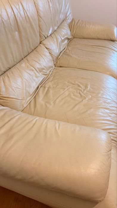 Sofa beje em pele 3 lugares Chateau d’ax