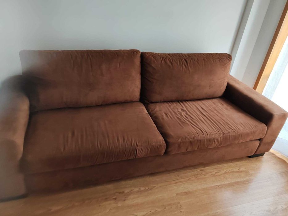 Vendo sofá em veludo castanho em bom estado de 3 lugares na zona de Gondomar, com urgência 150 euros negociaveis