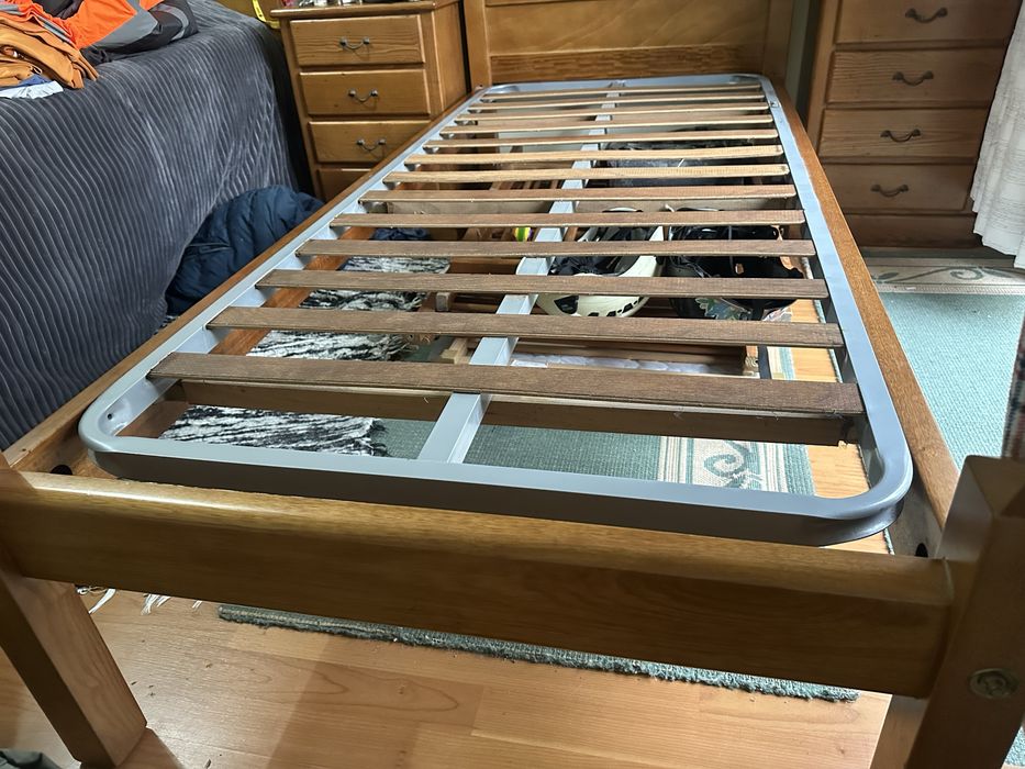 Cama de solteiro de cerejeira