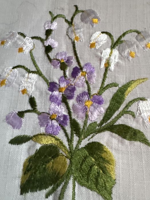 Bieżnik ręcznie wyszywany kwiaty do  kolekcji
