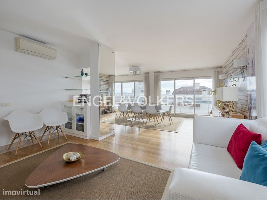 T4 Triplex com garagem e vista rio no Dafundo/Alto Sta Catarina