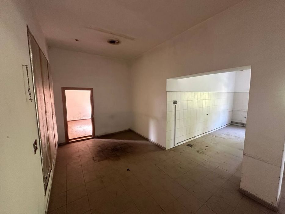 Комерційне приміщення і незавершений житловий будинок