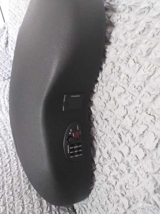 Guitarra OVATION 6 cordas e estojo próprio Gator completamente nova.