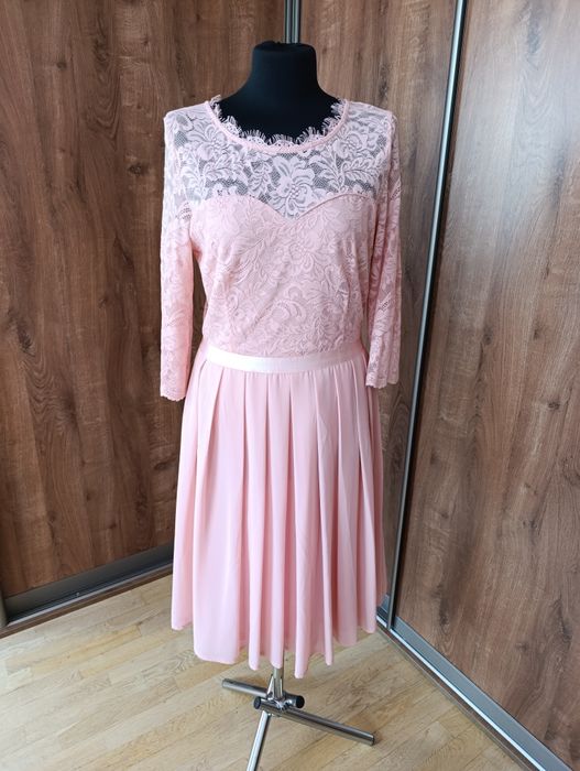 Koktajlowa sukienka w bladoróżowym kolorze, nowa z metką