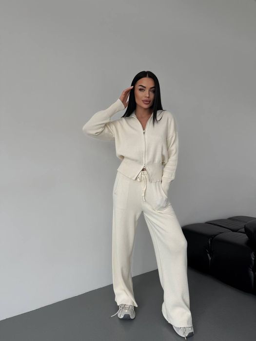 Трикотажний костюм-двійка молочного кольору