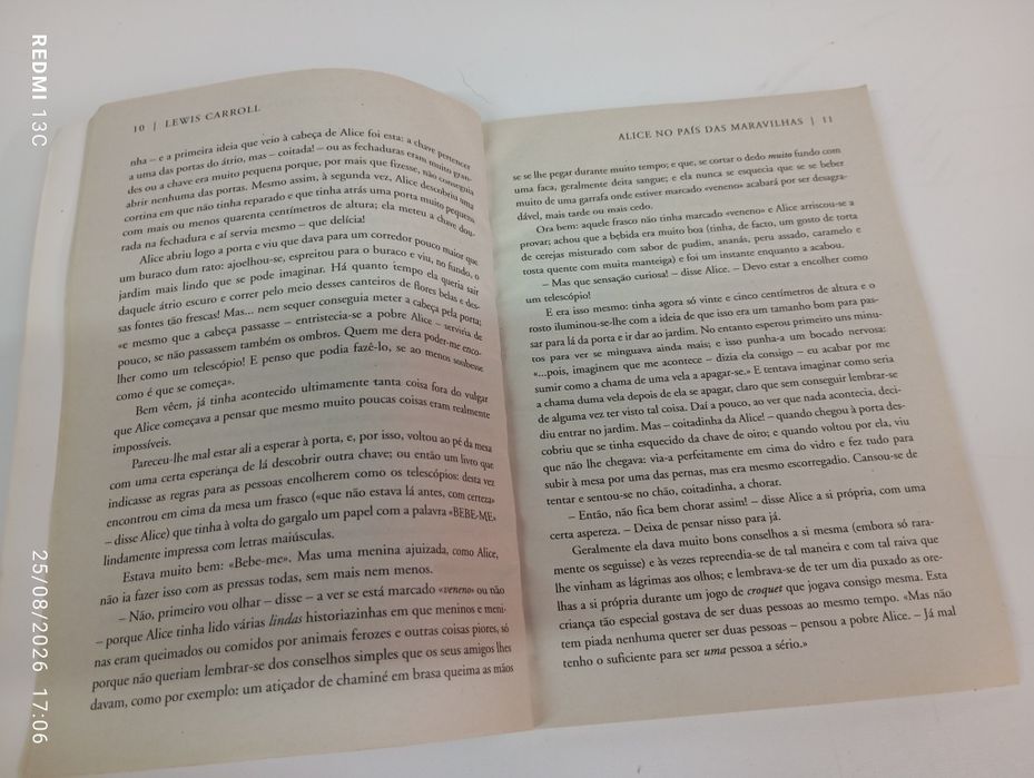 Livro " Alice no país das maravilhas "