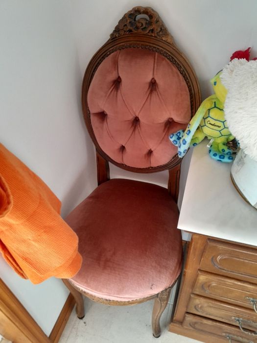 Cadeira e aparador antigo