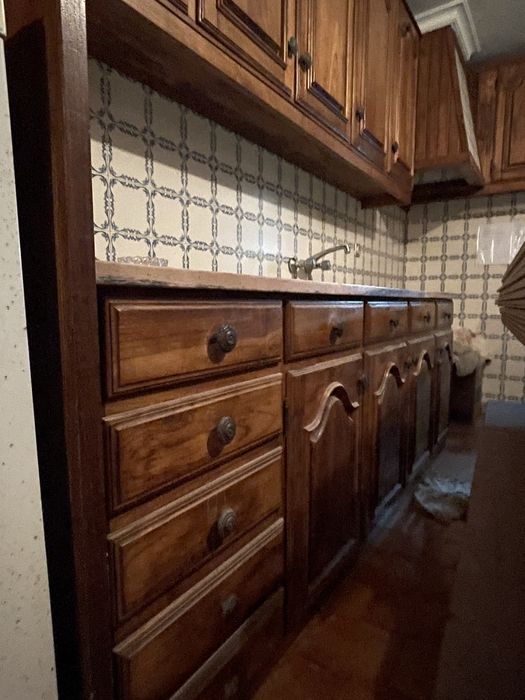 Cozinha completa madeira maciça c/ mármore + mesa – Maia