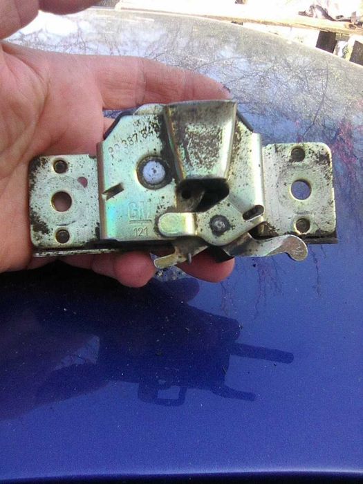 Замок багажника на Опель Тигра.